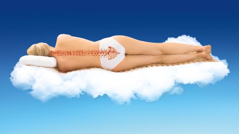 Gerade Wirbelsäule durch ergonomische Lagerung auf einer orthopädischen Matratze
