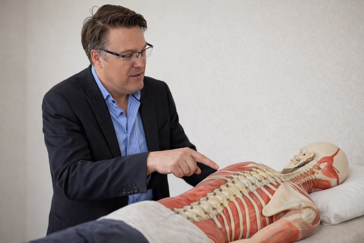 Experte erklärt individuelle Belastung der Wirbelsäule anhand eines Modells