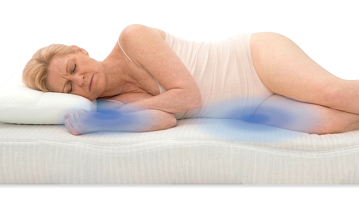 Frau in Seitenlage zeigt typische Belastung von Schulter und Becken beim Liegen mit ungünstiger Liegesituation